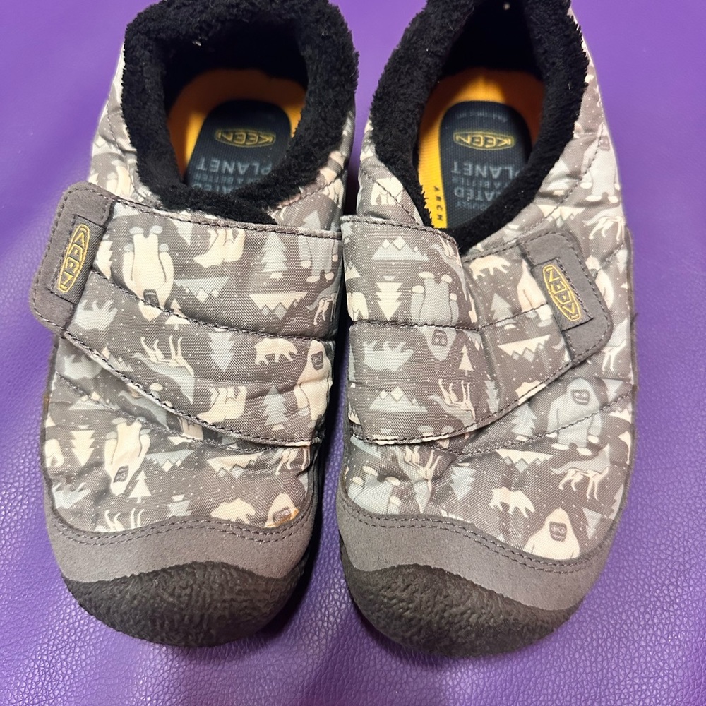 KEEN Kids' Gray Animal Print Slippers